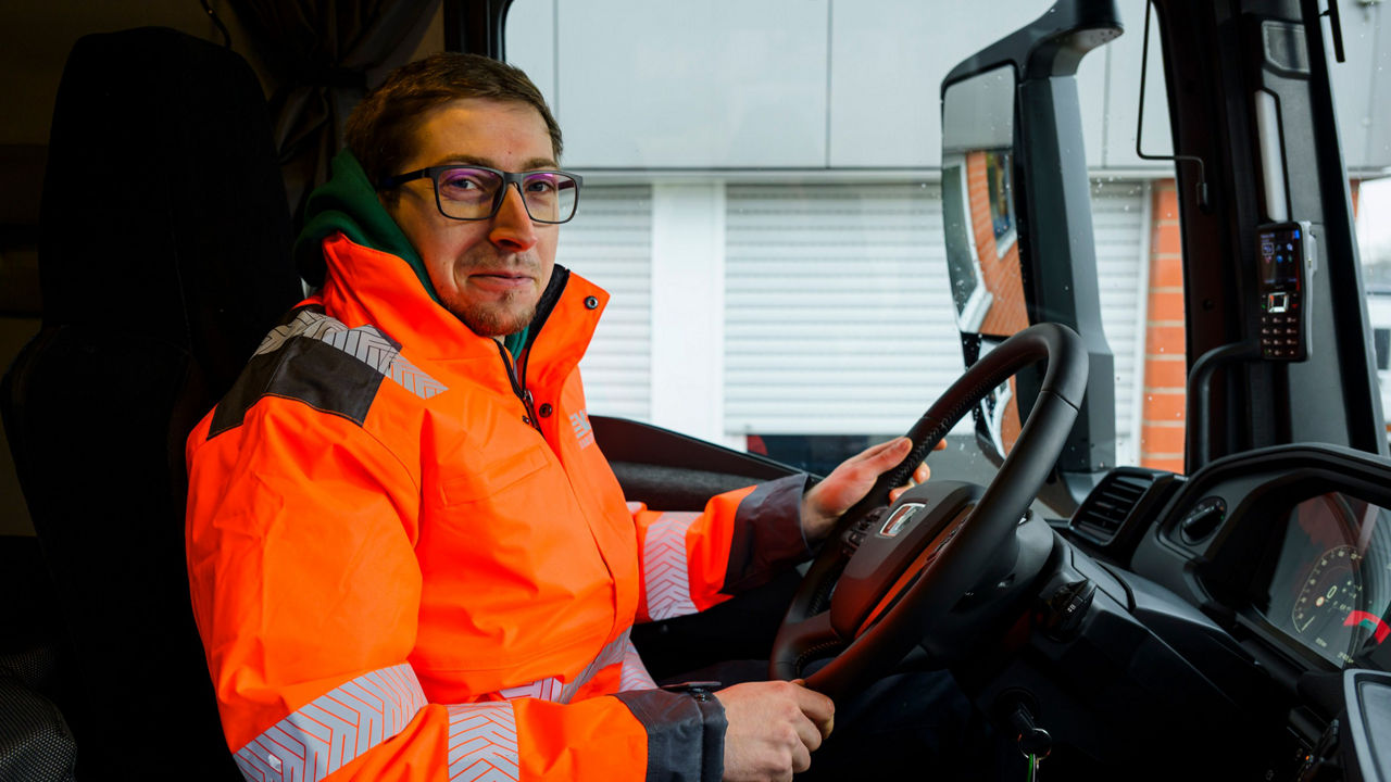 Den blauen MAN eTGX wird Manuel später im Alltag fahren und Baustellen beliefern.