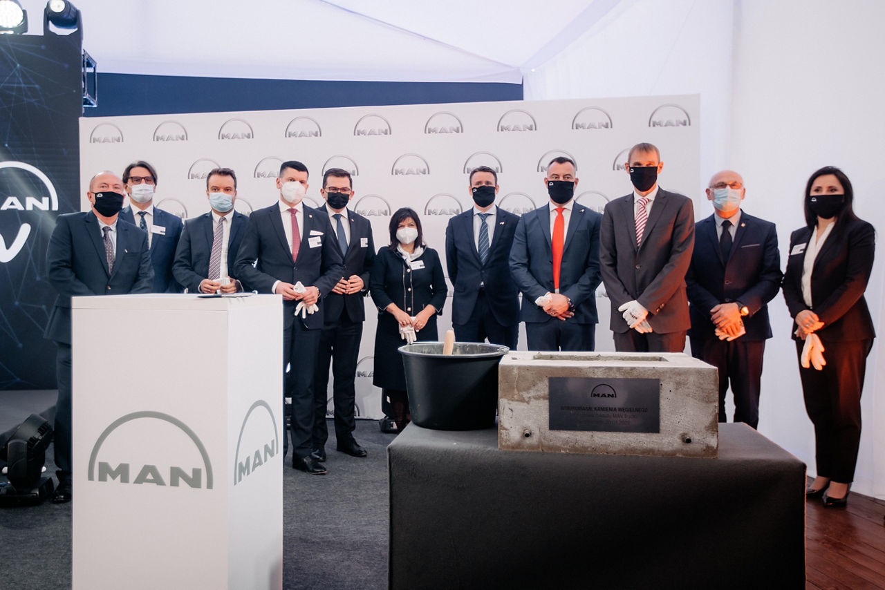 Wmurowanie-kamienia-wegielnego-MAN-Trucks.jpg