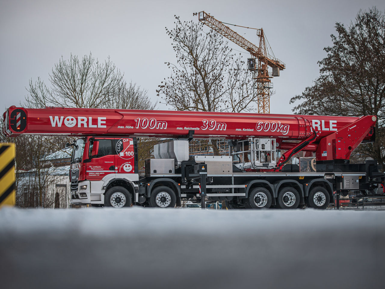 Der rote TGS 55.540 der Firma Wörle hebt eine Arbeitsbühne bis zu 100 Meter hoch. 