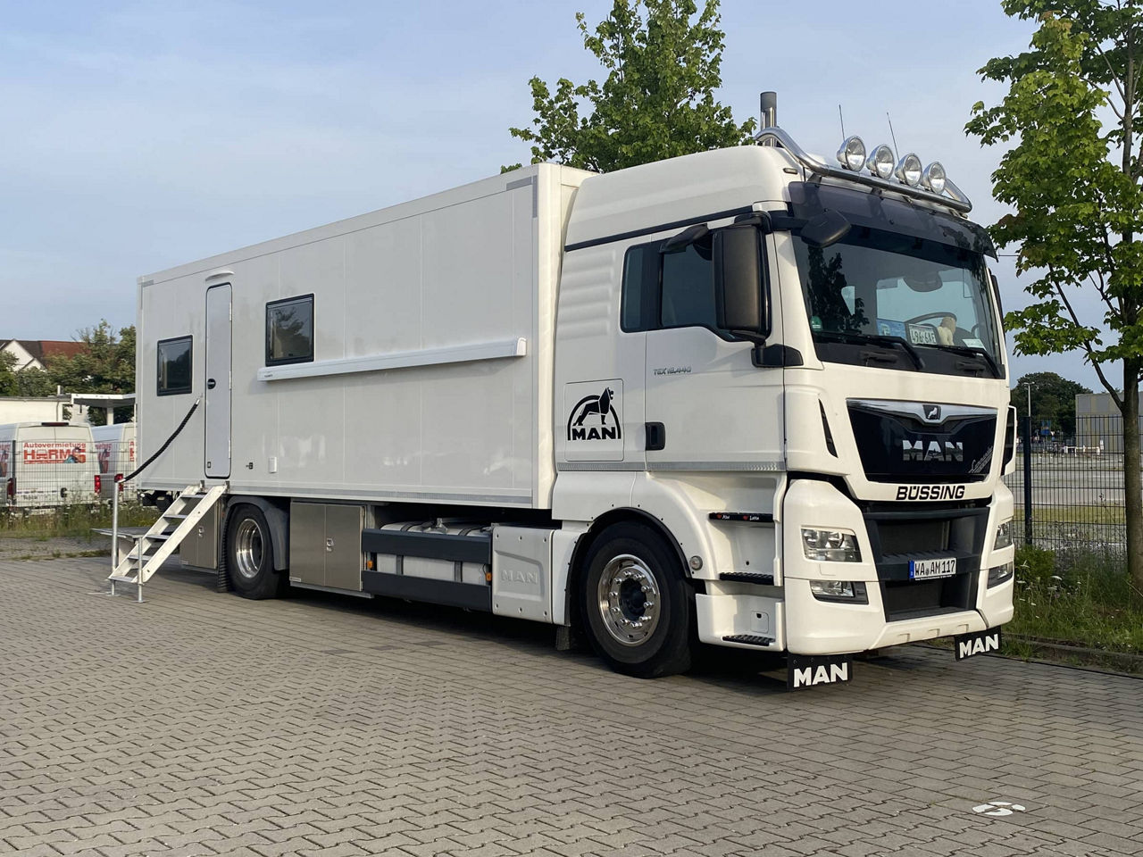 MAN Lkw von der Seite mit Treppe