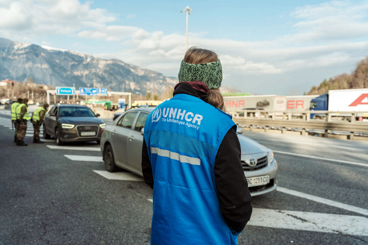 UNHCR staff at the border crossing in Tarvisio between Austria and Italy ; UNHCR staff are now present at the Tarvisio border to assist refugees arriving from Ukraine crossing from Austria. In coordination with local authorities,  UNHCR team provides information on the asylum procedure and identifies people with specific needs.According to data provided by the Ministry of the Interior about 11000 refugees from Ukraine have crossed into Italy since the beginning of the military operation, mostly arriving by bus, van and some personal cars. Already on Thursday, UNHCR had intensified its presence at the Border Crossing of Fernetti (Trieste) where it has a team of six people.