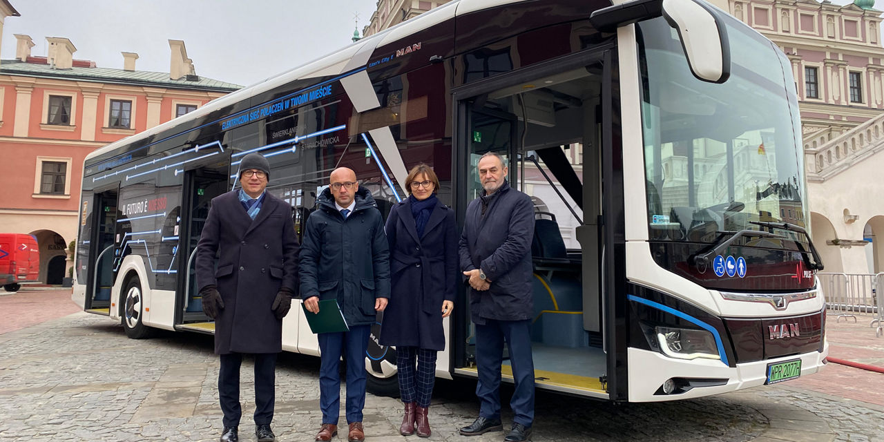Zdjcie-1--Elektryczny-autobus-MAN-Lions-City-12-E-w-Zamociu---od-lewej-Prezydent-Andrzej-Wnuk--Prezes-MZK-Krzysztof-Szmit-Magorzata-Durda-Waldemar-Sk-MAN-Truck--Bus-Polska-2x1.jpg