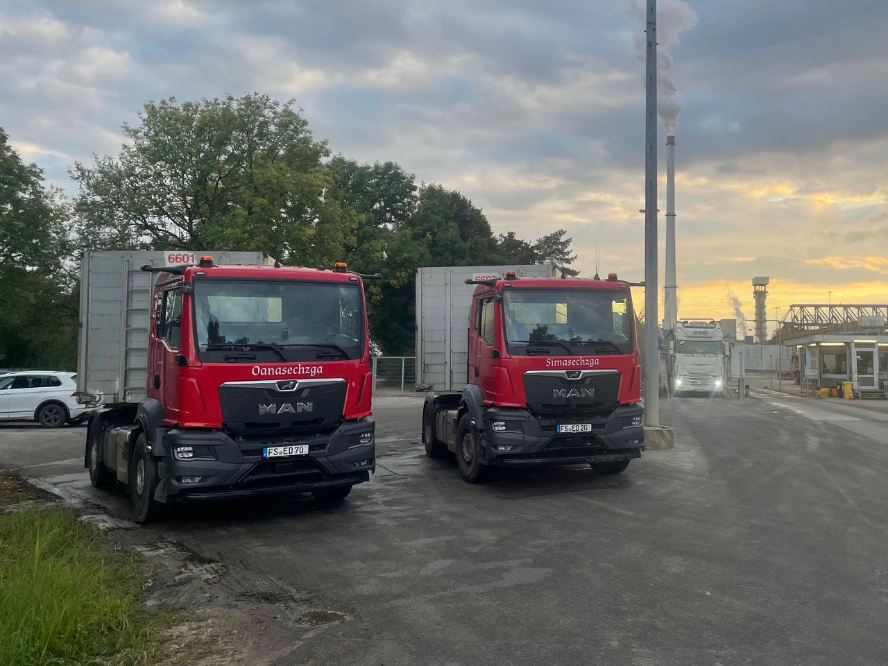 Zwei rote MAN Lkw nebeneinander