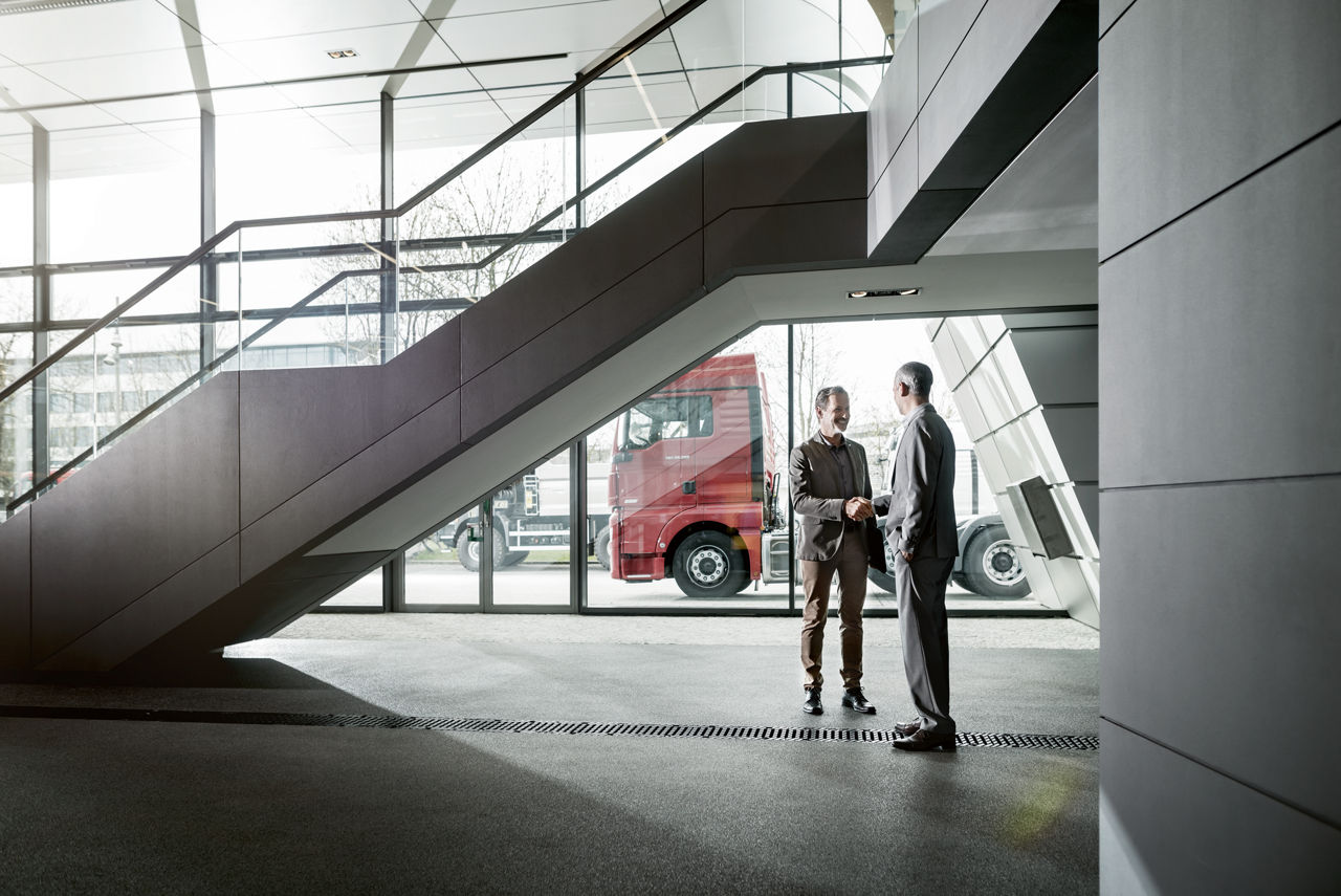 Zwei Herren im Gespräch in einem MAN Firmengebäude