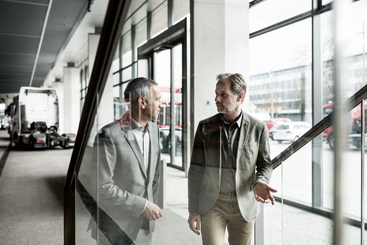 Zwei Herren im Gespräch über Leasing
