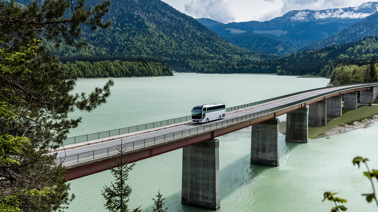 MAN Lion's Coach kører over en bro