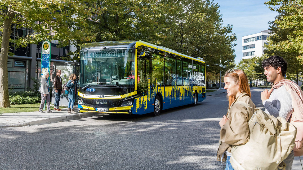 MAN Lion's Intercity LE holder ved en busstation