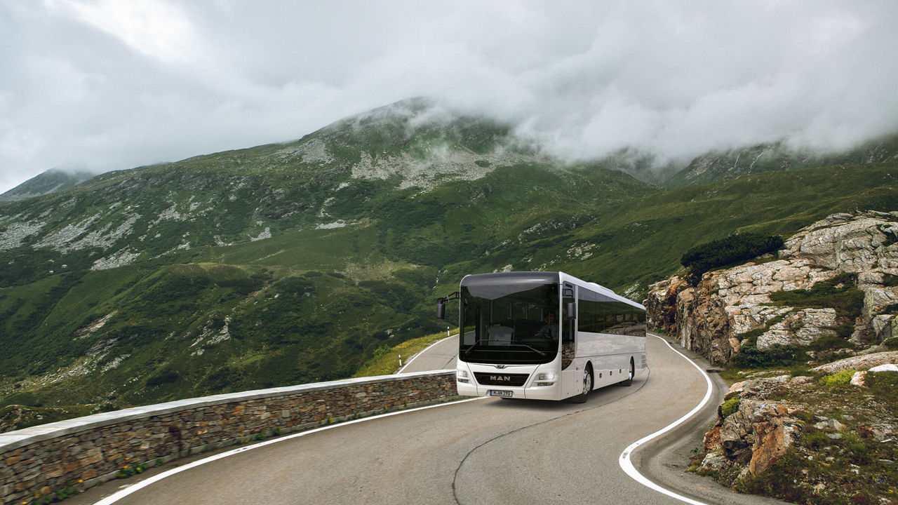 MAN Lion's Intercity kører på en landevej i Toscana