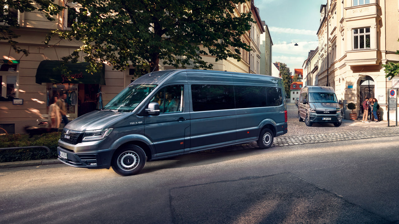 MAN TGE minibusser parkeret ved en vej