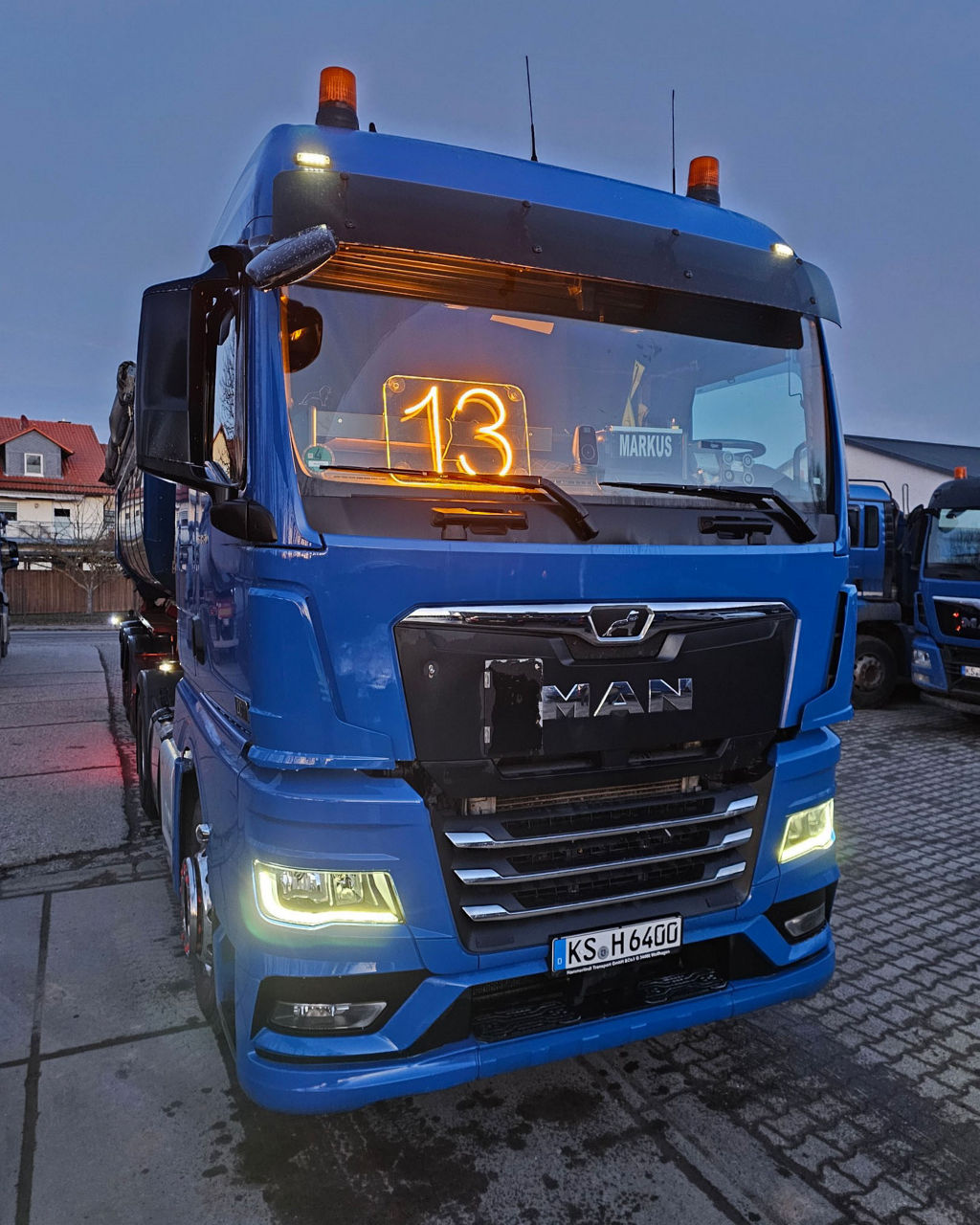 Wenn Markus nicht mit dem Lkw fährt, bastelt er an Miniaturversionen echter Trucks und baut sie detailgetreu nach