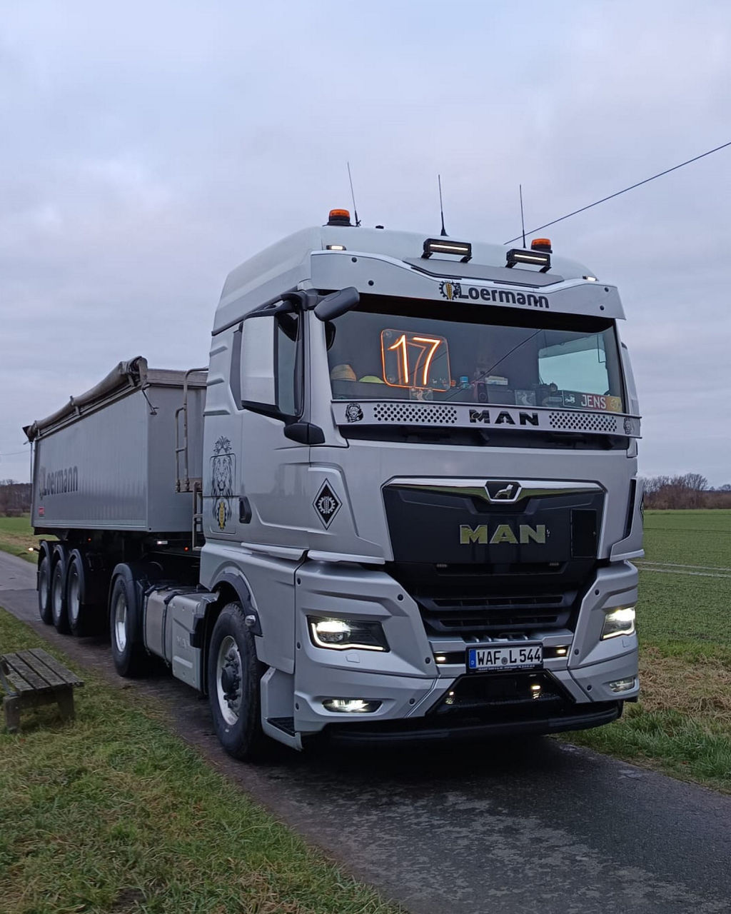 In seinem Lkw fühlt sich Jens fast wie zu Hause.