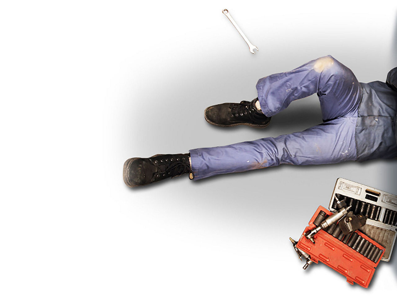 404 imagen que muestra a un mecánico trabajando debajo de un vehículo, con herramientas esparcidas alrededor.