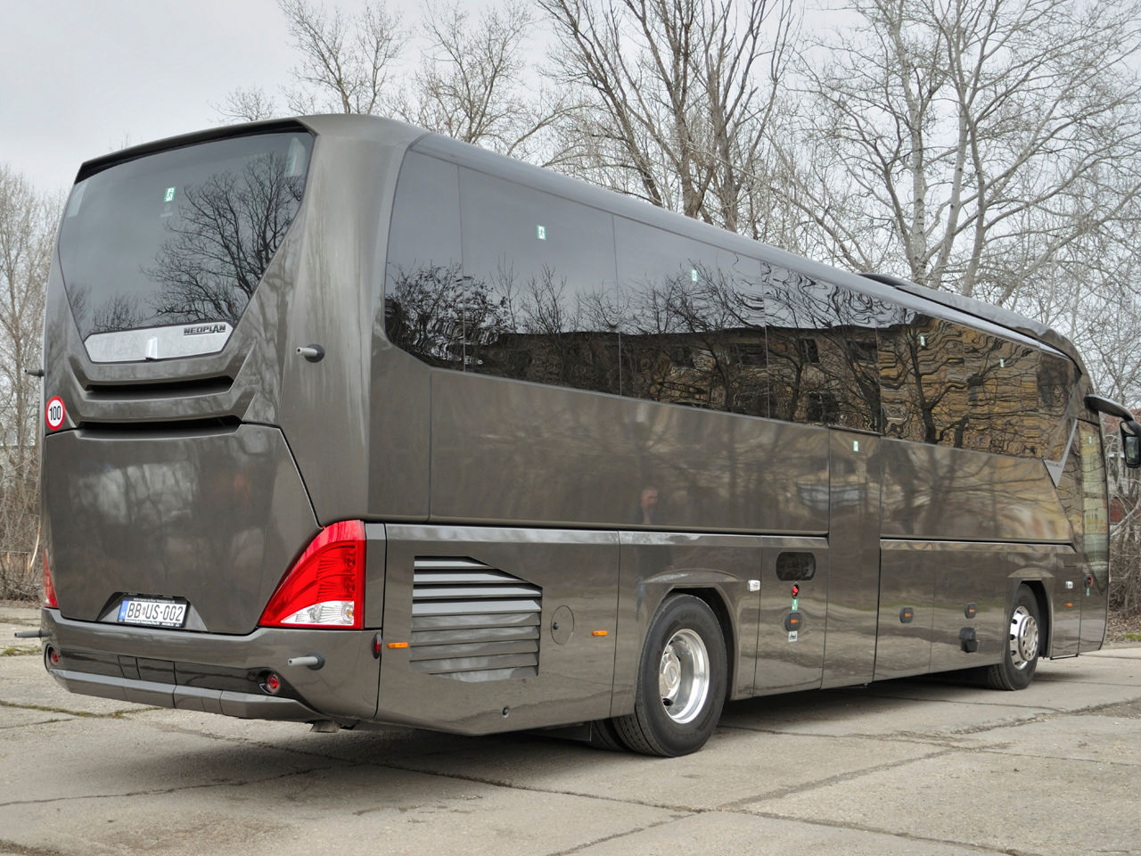 Fekete Neoplan busz hátulról