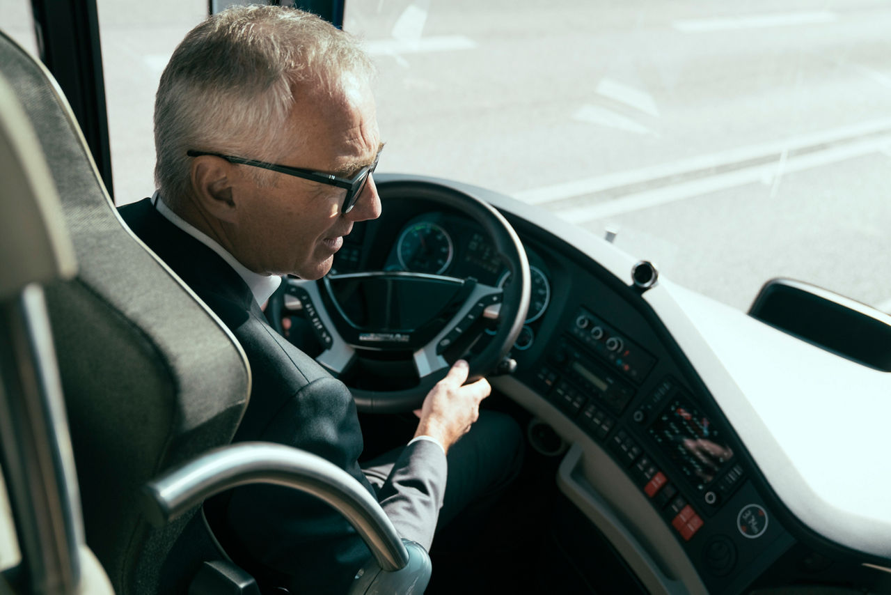 Andreas Tostmann, az MAN Truck & Bus elnök-vezérigazgatója is szeret a NEOPLAN Cityliner kormánykereke mögött ülni.