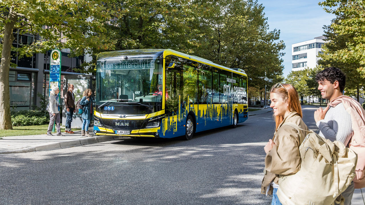 MAN Lion’s Intercity LE hält an einer Busstation an