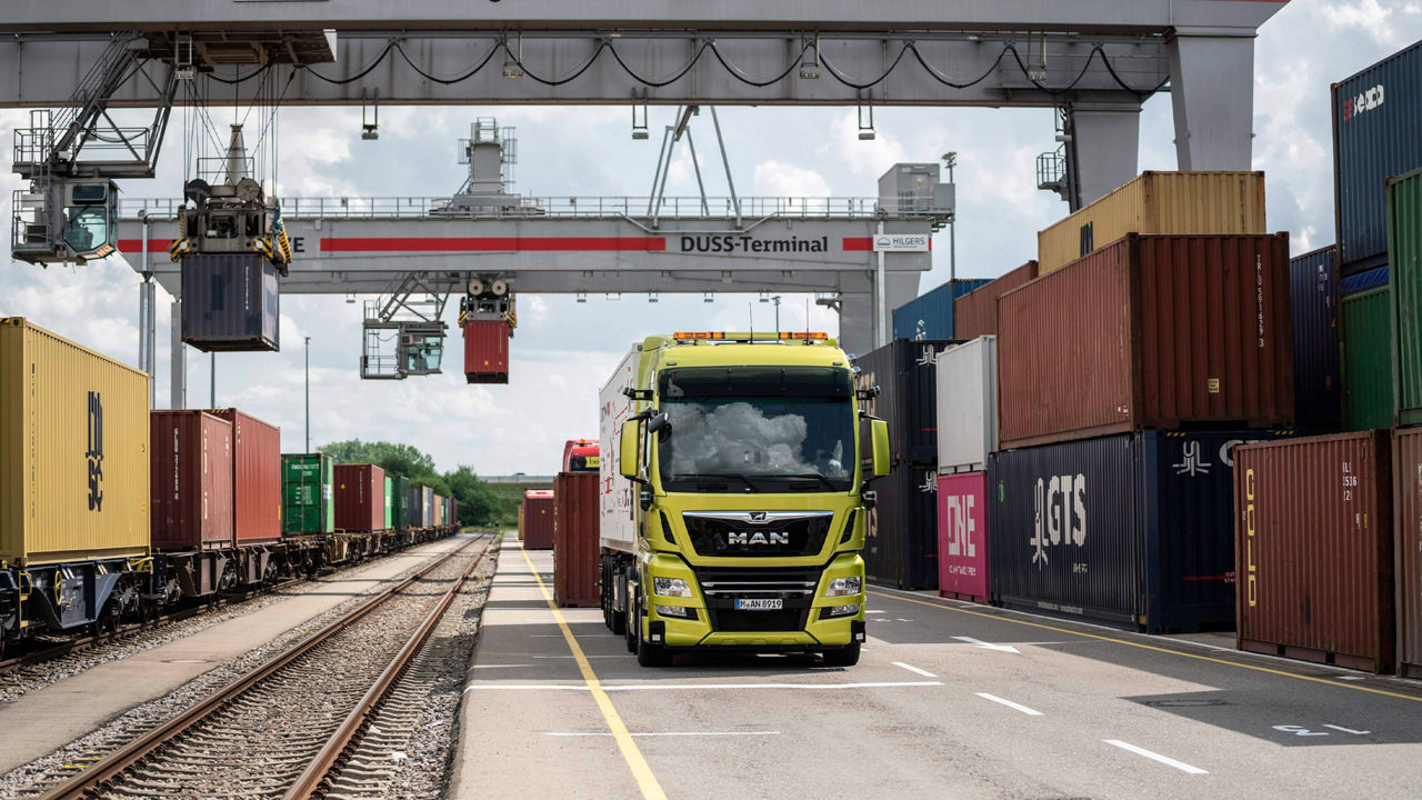 Vollautomatisierter Lkw von MAN im Containerterminal
