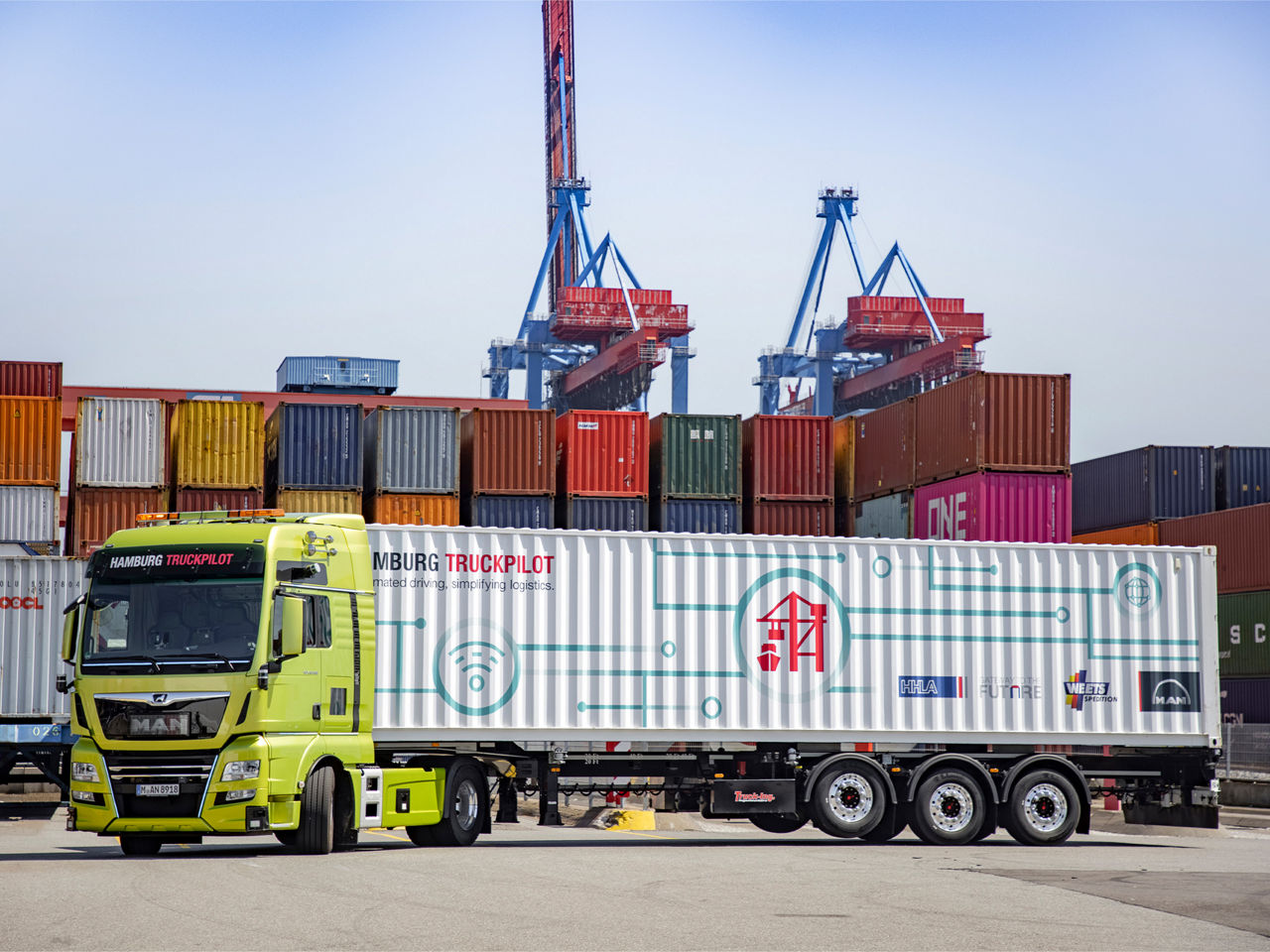 Ein Lkw von MAN im Containerterminal