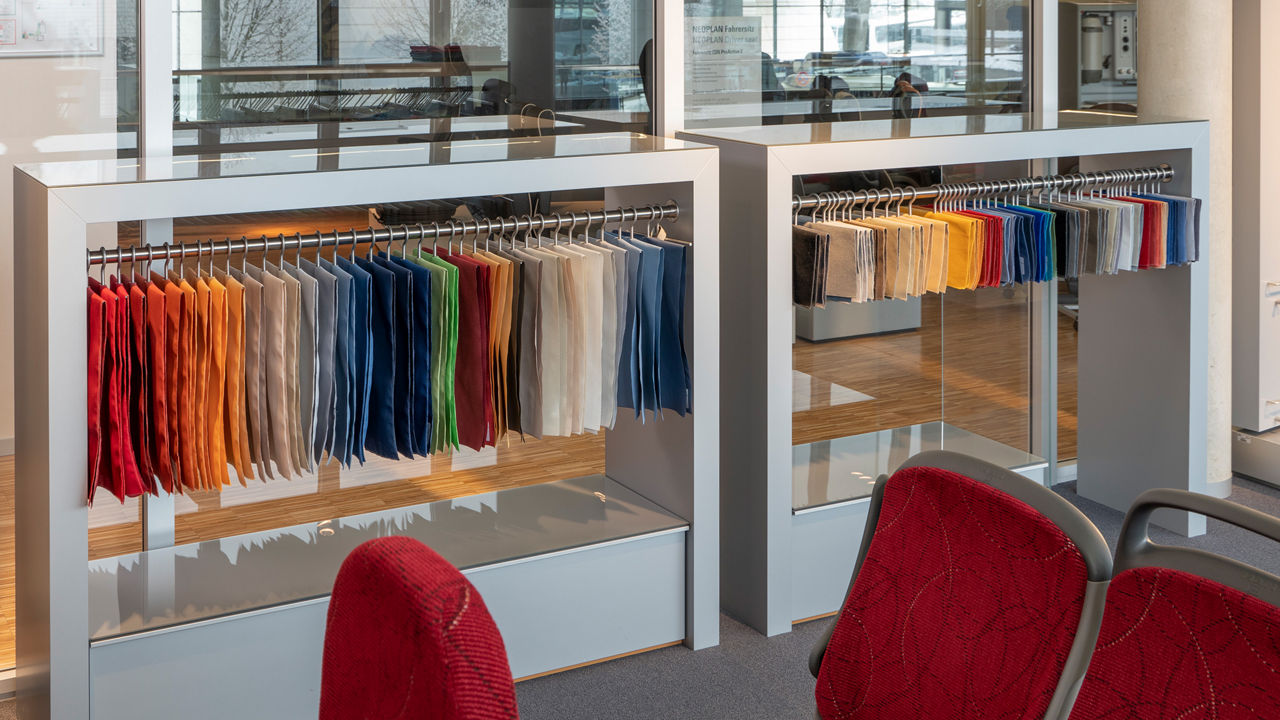 Gardinenstoffe, die zum Gesamtdesign passen und für ein Wohlfühlambiente im Reisebus sorgen finden Sie im MAN Designstudio 