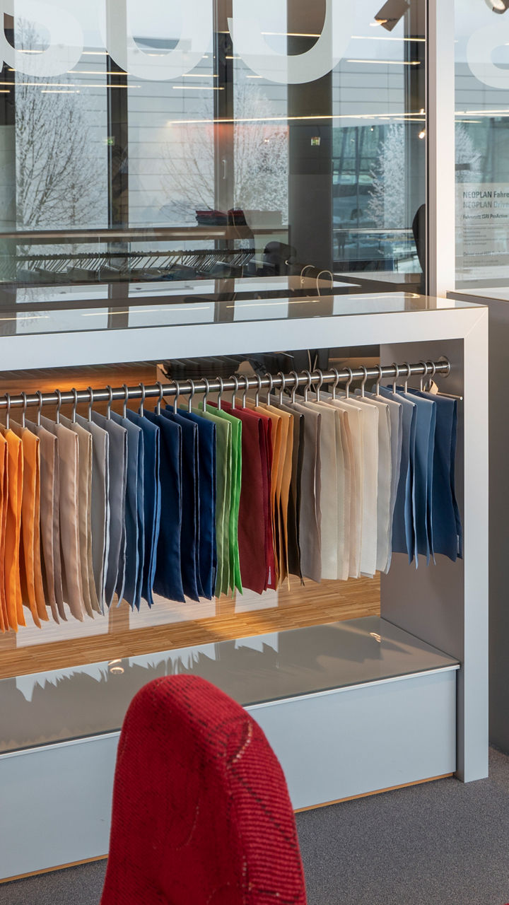 Gardinenstoffe, die zum Gesamtdesign passen und für ein Wohlfühlambiente im Reisebus sorgen finden Sie im MAN Designstudio 