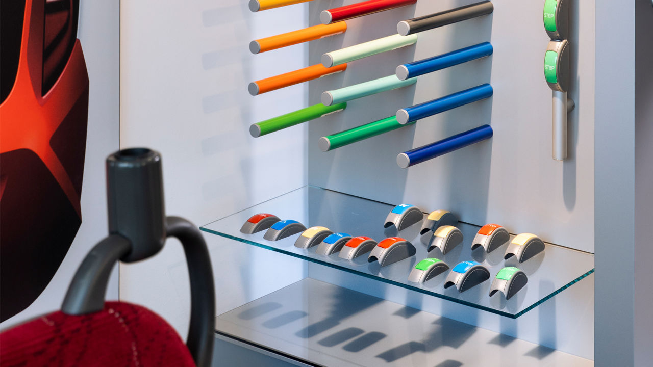 Bunte Vielfalt an Haltestangen für Stadtbusse