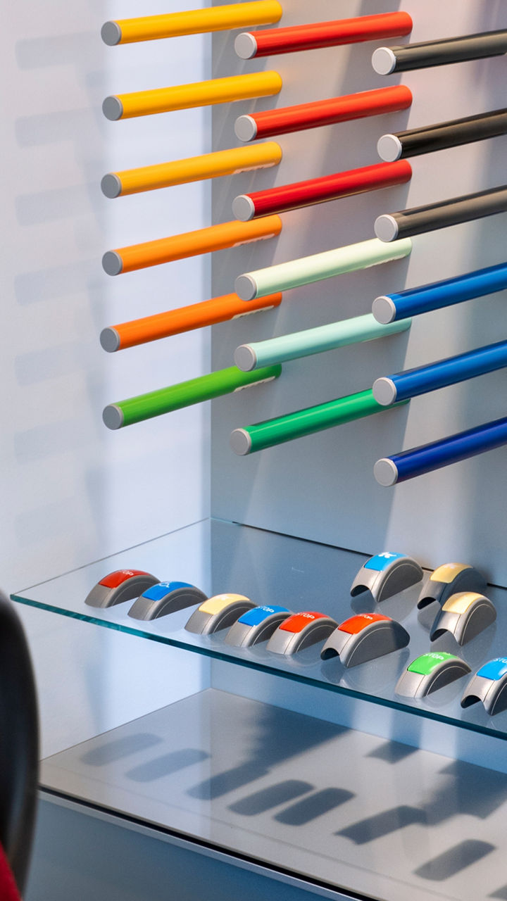 Bunte Vielfalt an Haltestangen für Stadtbusse