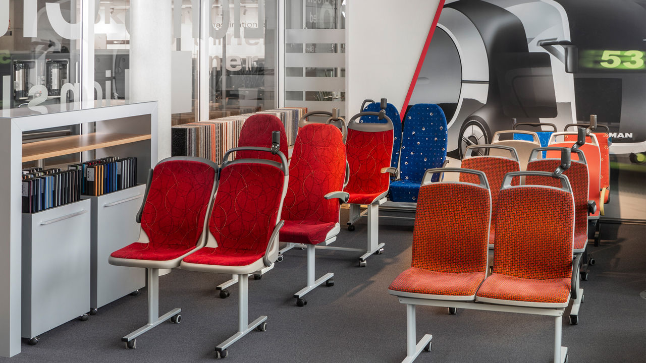 Passagiersitze und Fahrersitze zum Probesitzen im MAN Designstudio