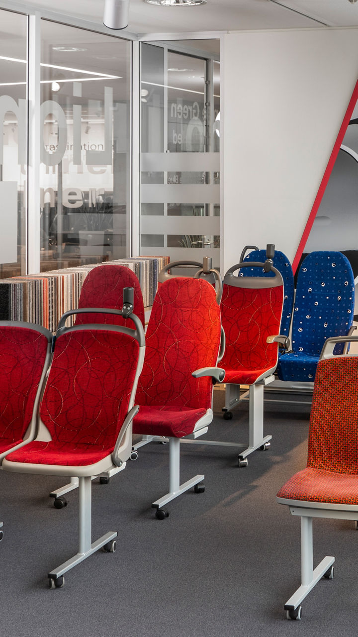 Passagiersitze und Fahrersitze zum Probesitzen im MAN Designstudio