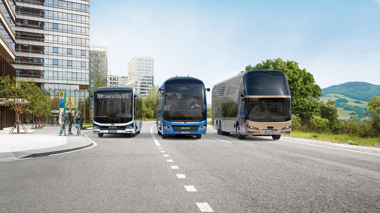 Drei Busse halten an einer Bushaltestelle