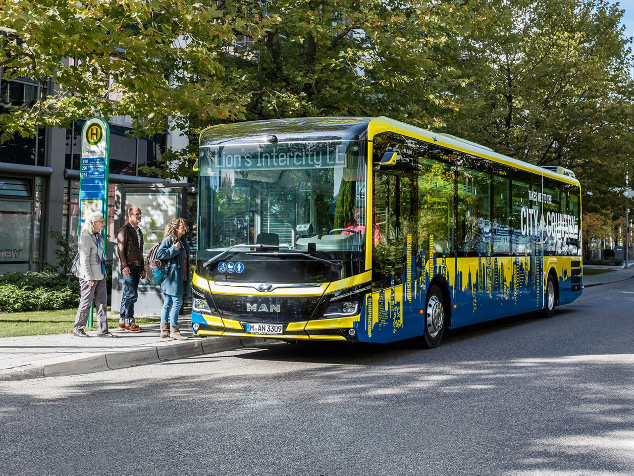 Fotocollage van een MAN Lion's Intercity LE 's nachts en overdag