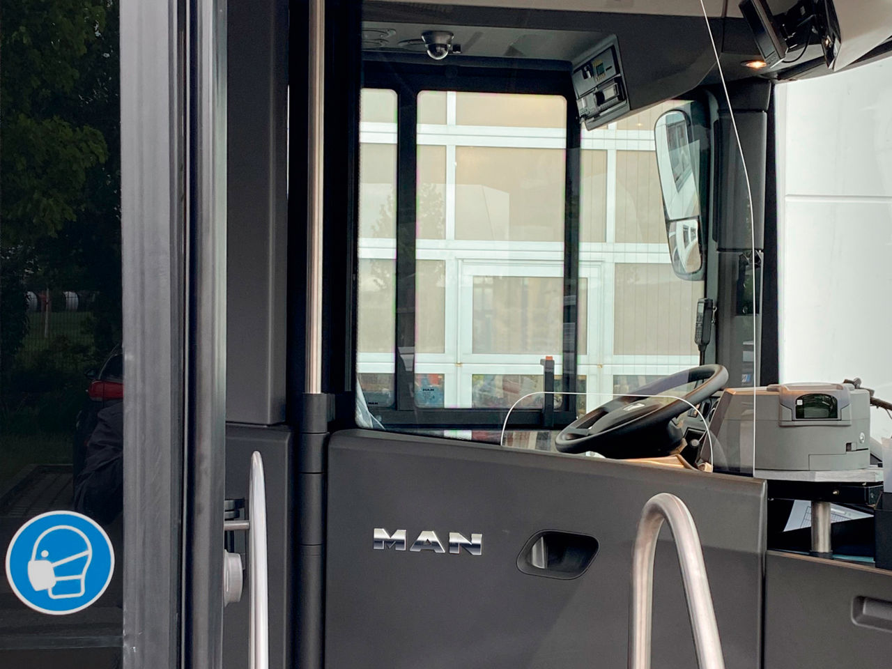 The custom-fit hygiene protection wall for MAN buses protects drivers and passengers.