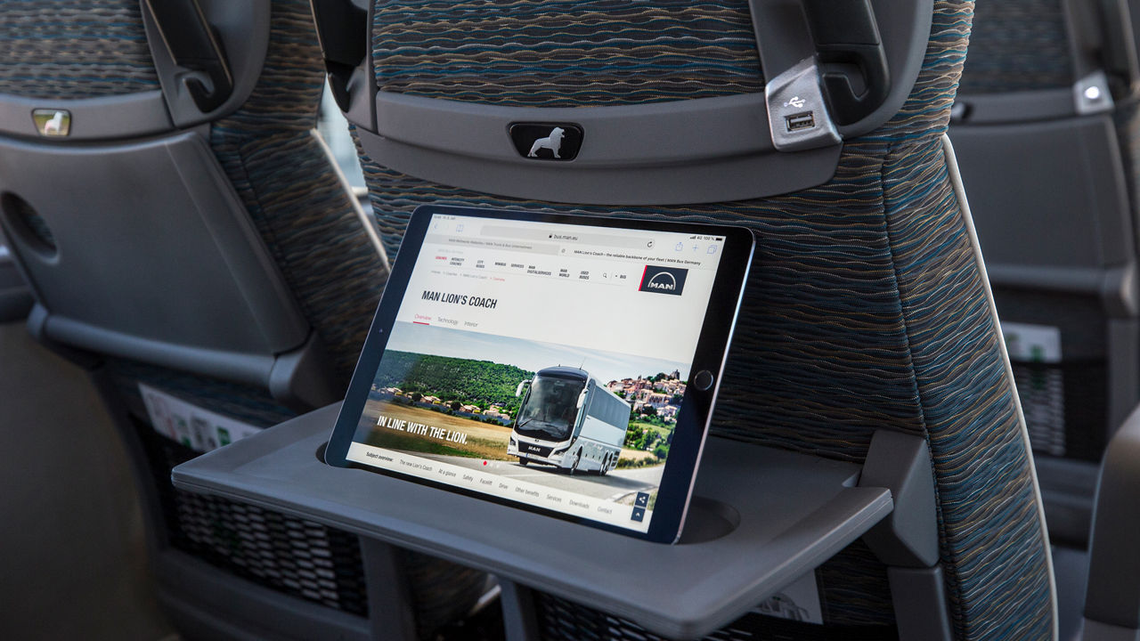 Der Tablet-Halter ermöglicht komfortables Arbeiten unterwegs 