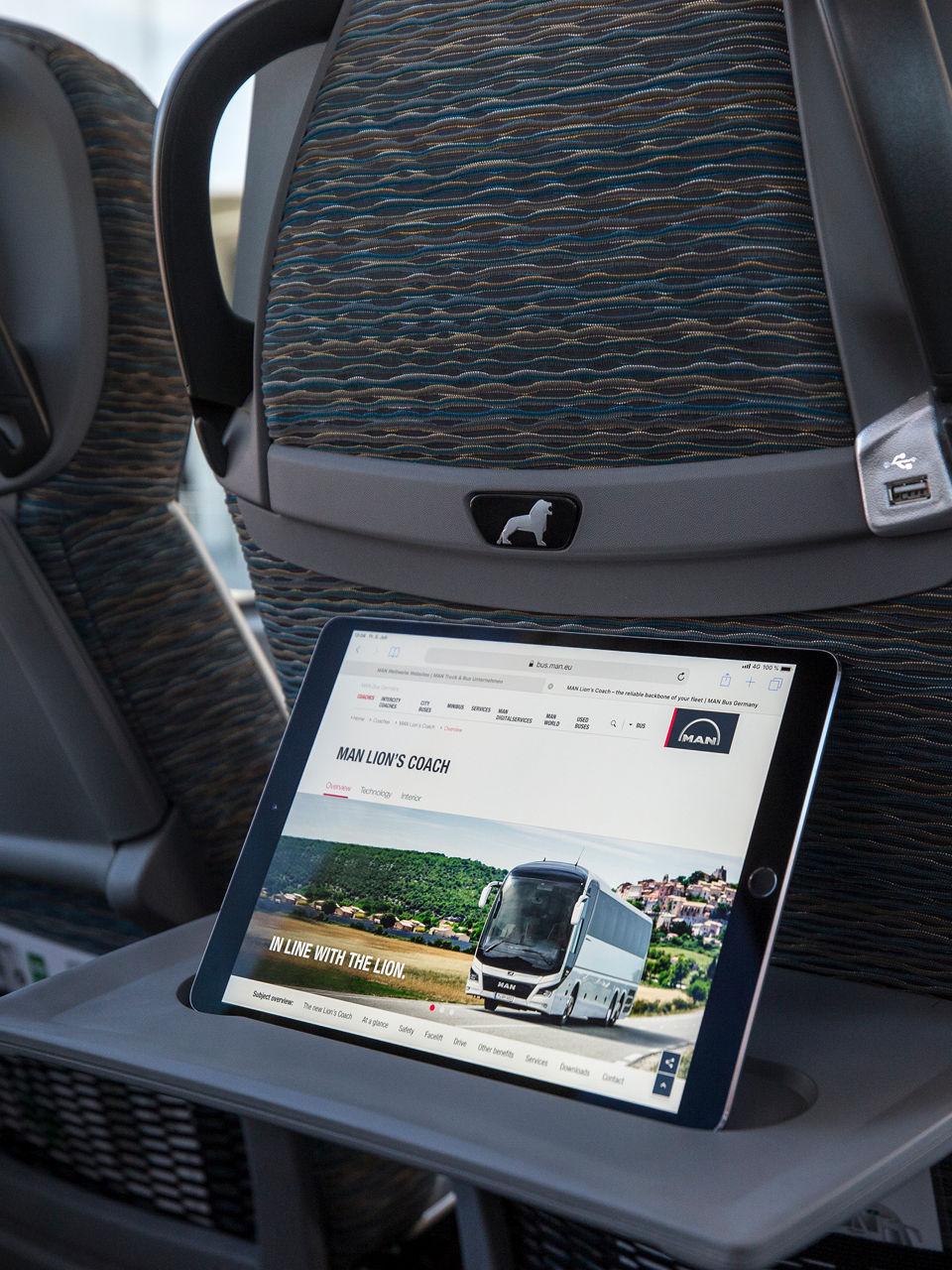 Der Tablet-Halter ermöglicht komfortables Arbeiten unterwegs 