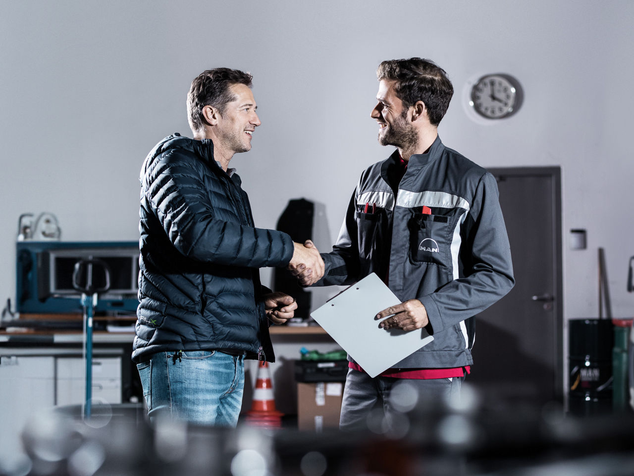 Kunde und MAN Servicemitarbeiter beim Handschlag.