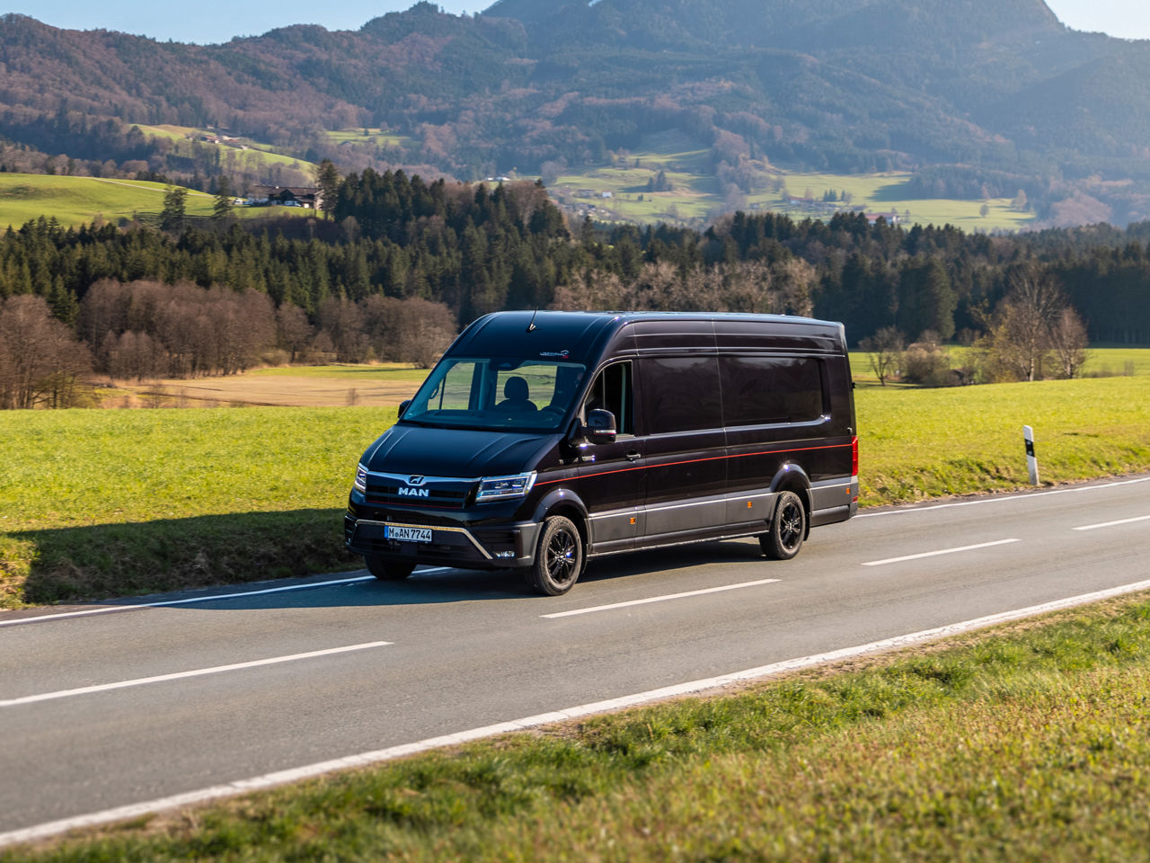 Mit dem MAN TGE Reisemobil sicher unterwegs auf einer Straße durch die Berge.