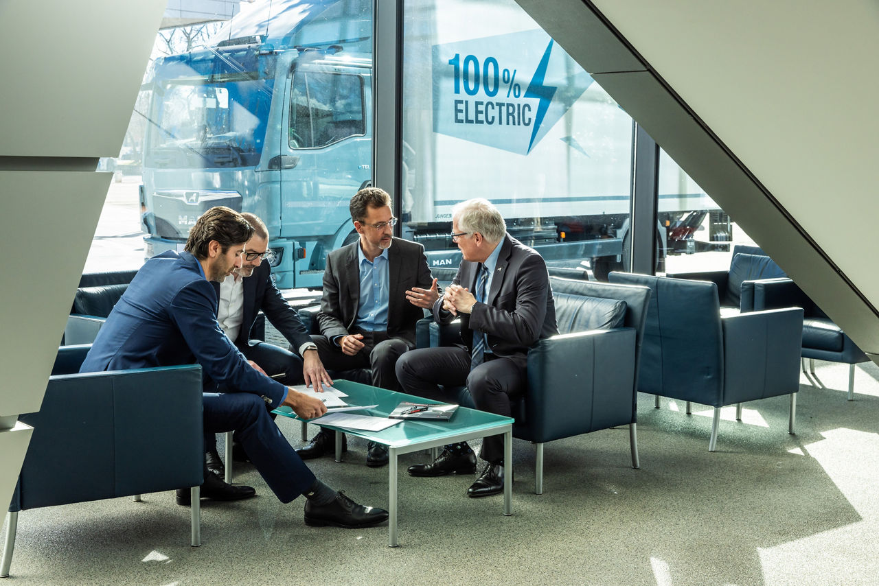 MAN eTGX, Übergabe von 10 Fahrzeugen an DB Schenker