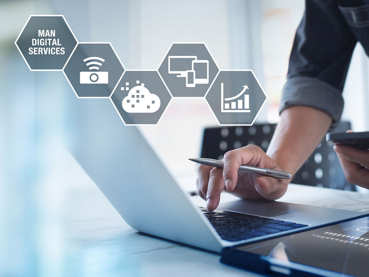 Hände, die auf einem leuchtenden Smartphone tippen