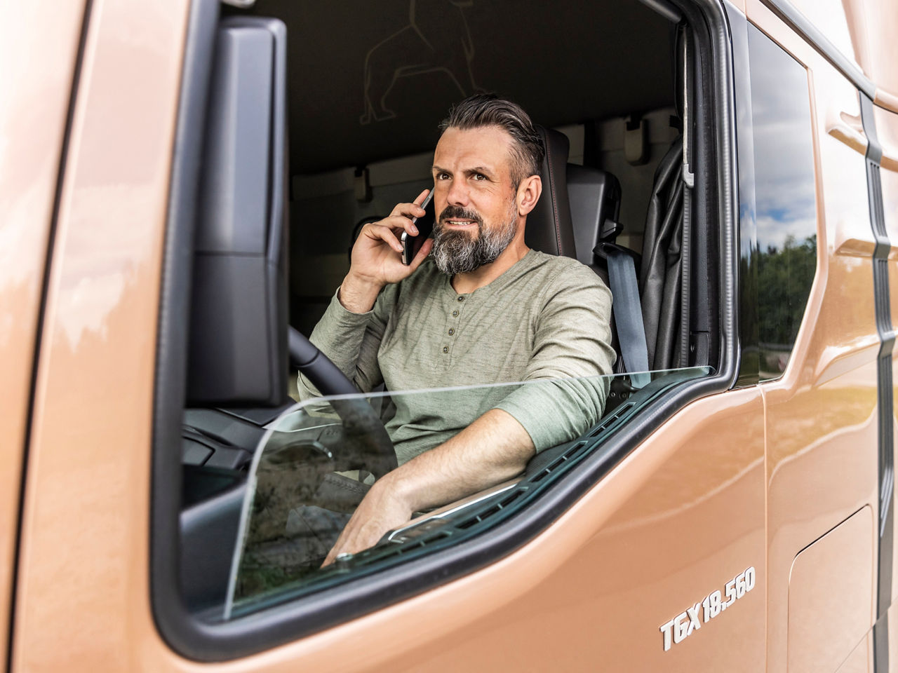 Oavsett om det gäller förarchoaching via telefon eller coaching via app: Med MAN:s digitala tjänster får förare stöd för att arbeta ekonomiskt och säkert.