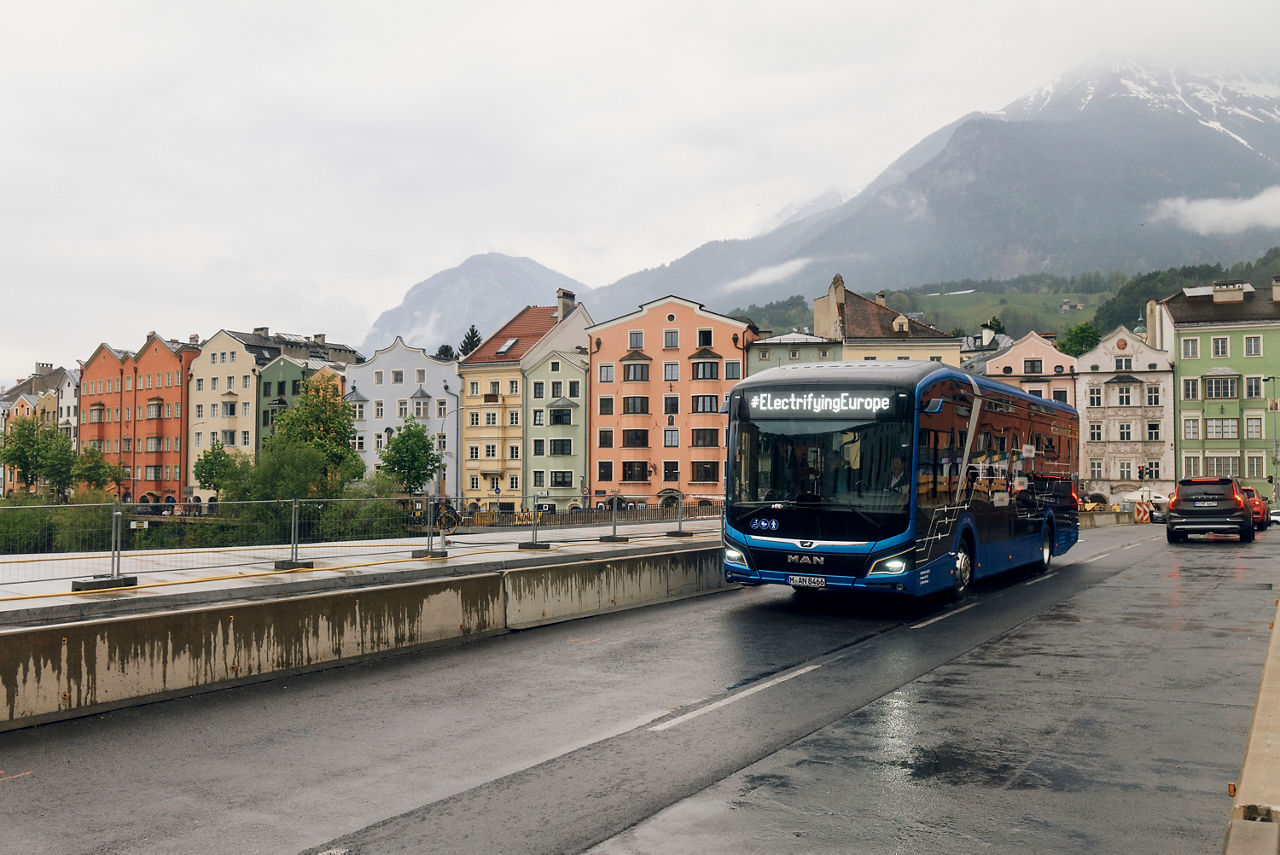 man-electrifyingeuropetour-roadtripbus-innbrucke-innsbruck2-2.jpg