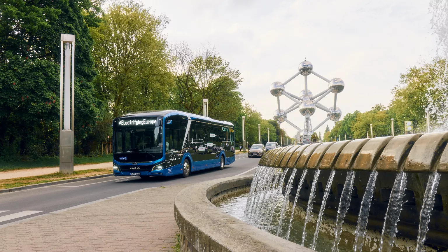man-electrifyingeuropetour-roadtripbusvoratomium-1536-864.png