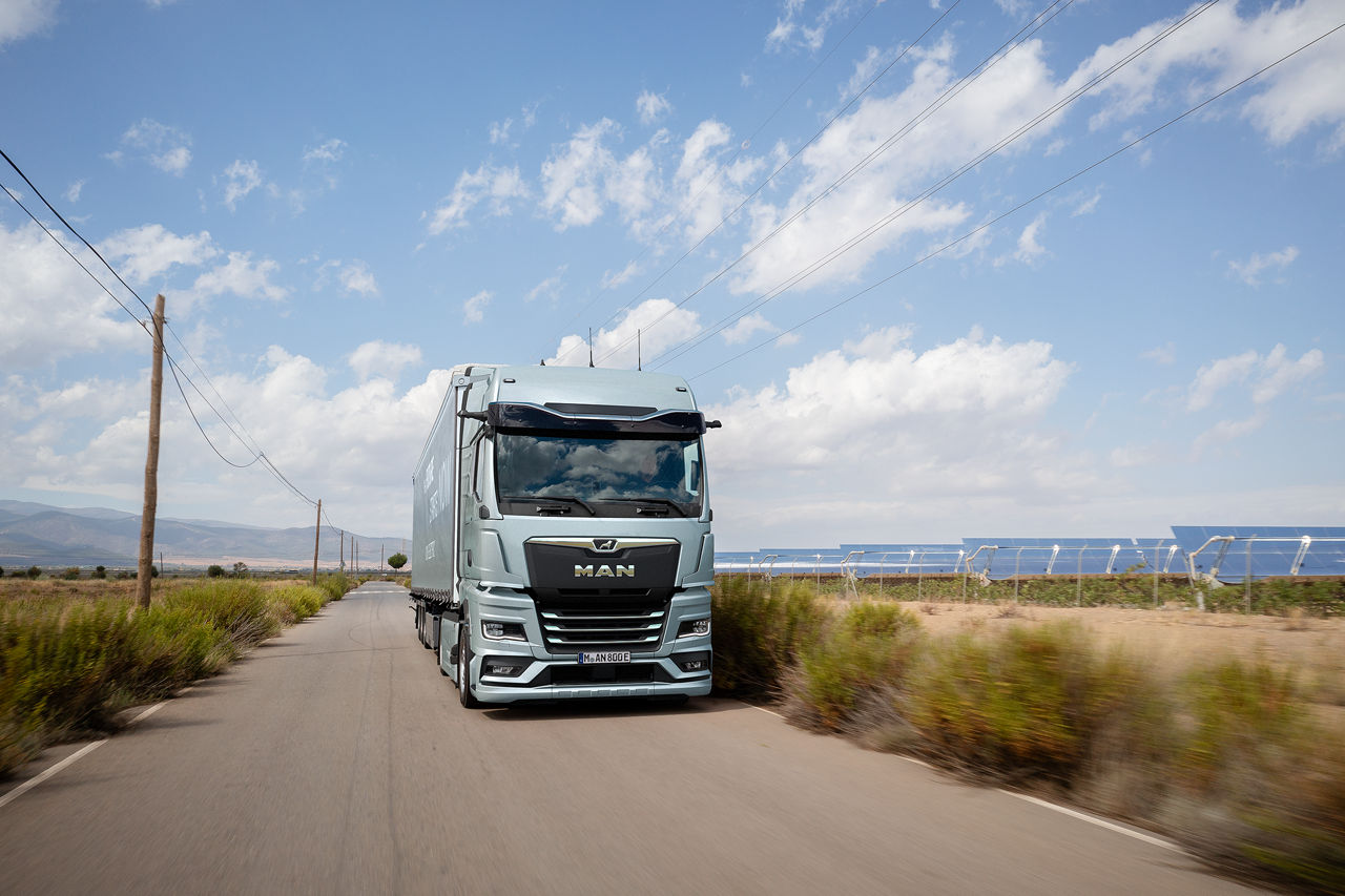 Elektrische MAN vrachtwagen rijdt op een provinciale weg