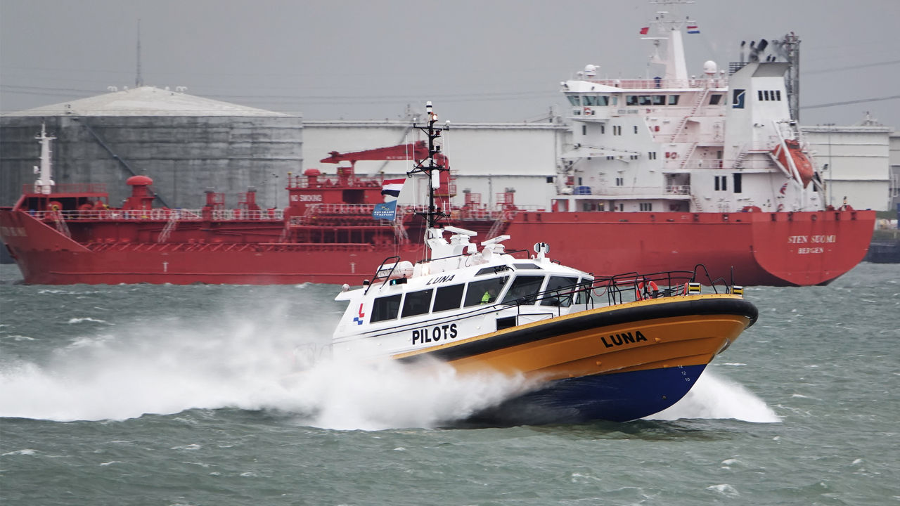 Modular exhaust gas aftertreatment system for workboats