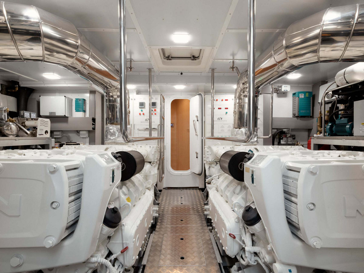 Intelligent monitoring system for main drives and auxiliaries