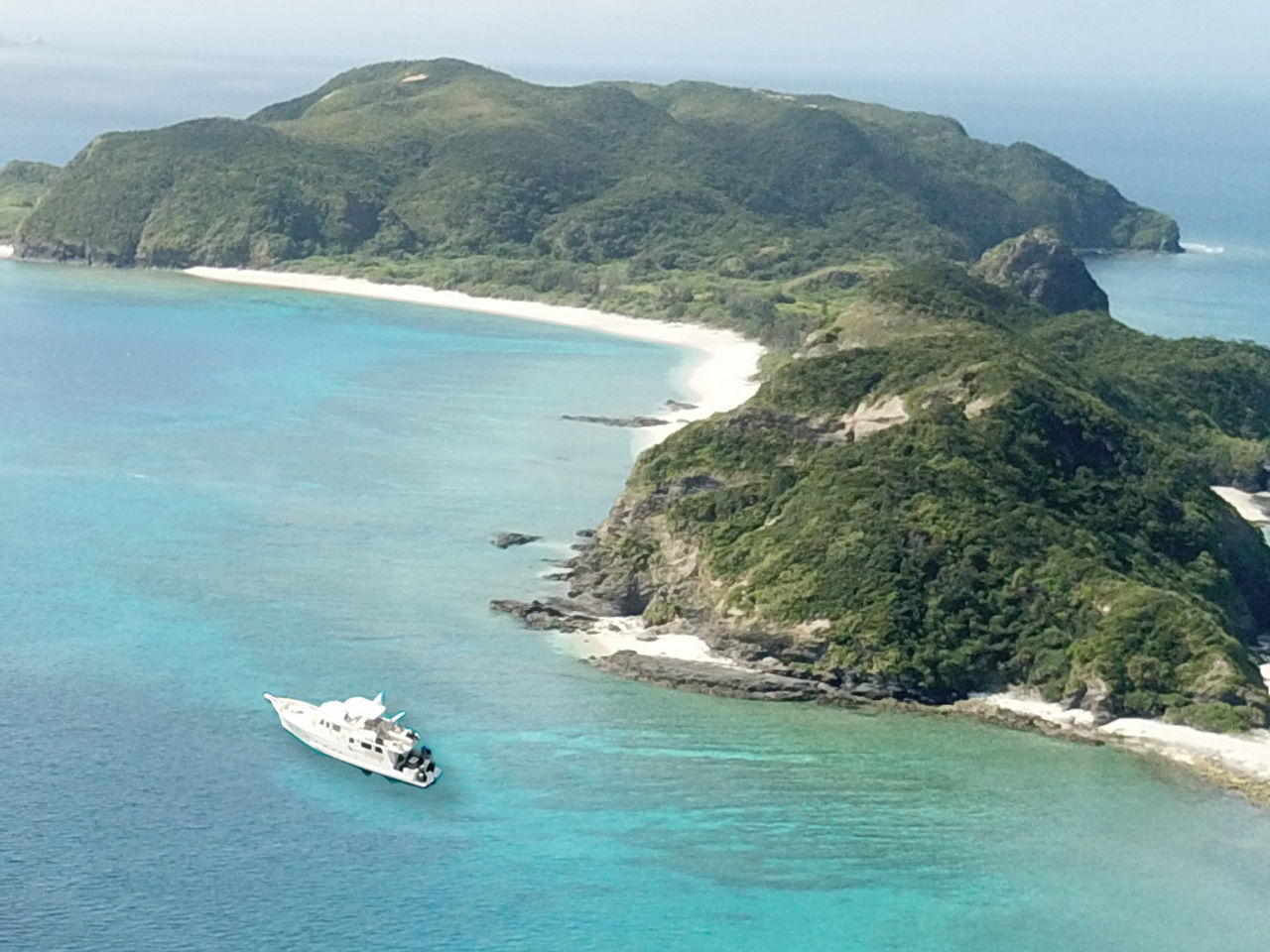 Boat with hybrid drive anchors with no emissions or vibrations