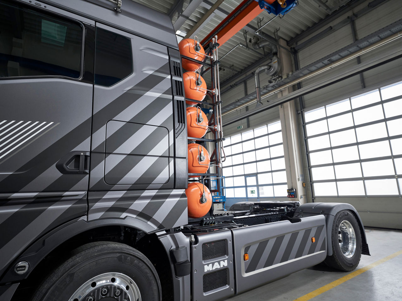 MAN trucks with hydrogen tanks