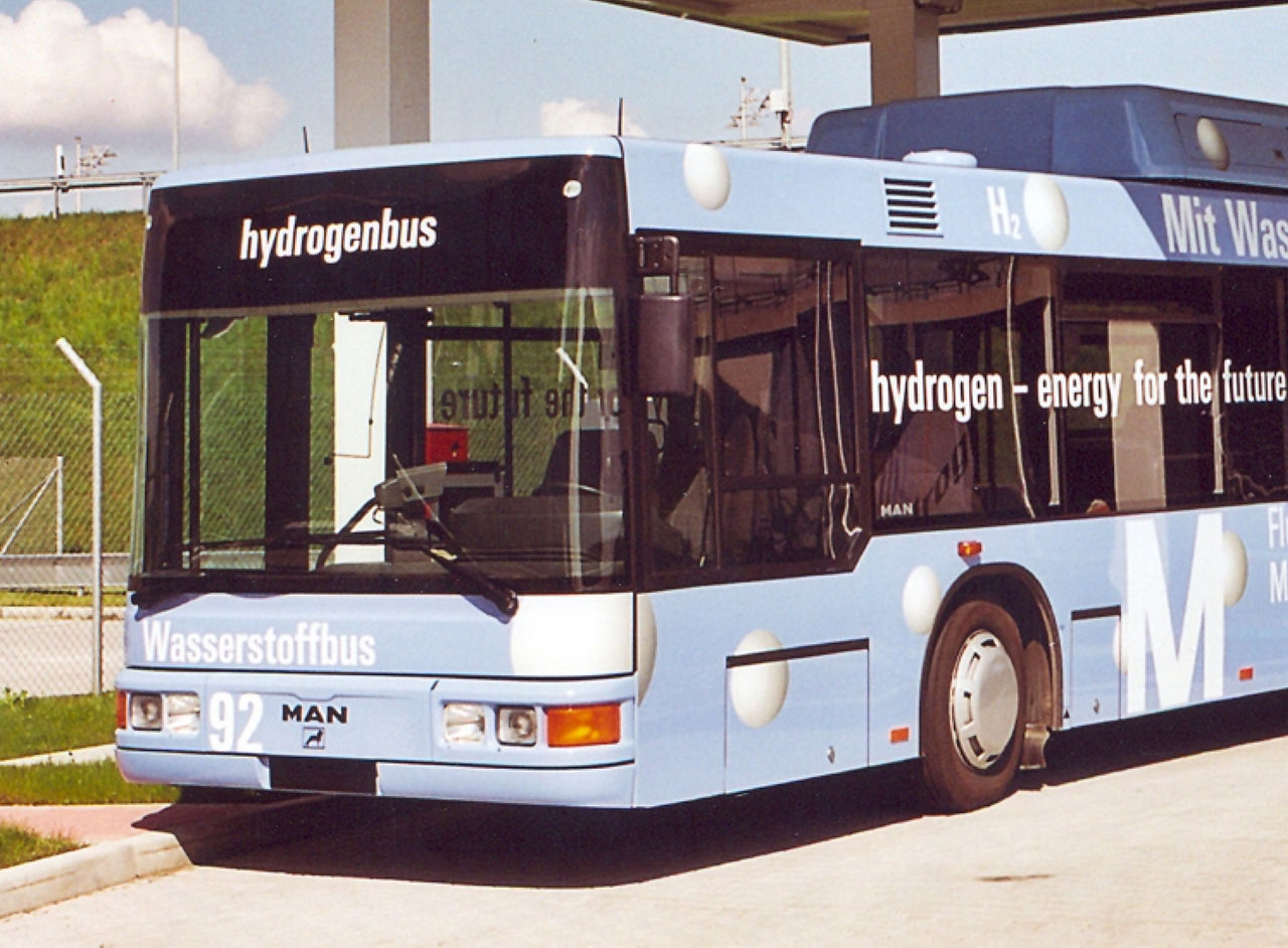 First city bus with liquid hydrogen combustion engine from MAN in 1996