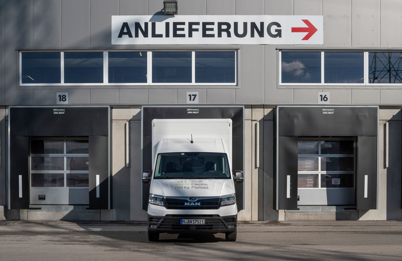 V različici s ponjavo ima MAN eTGE več prostornine za tovor in ravna nakladalna tla.