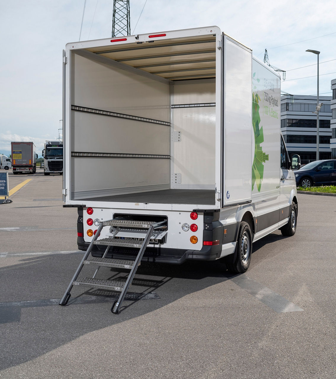 Tovorni prostor je enostavno dosegljiv s pomočjo izvlečne stopnice na zadnjem delu.