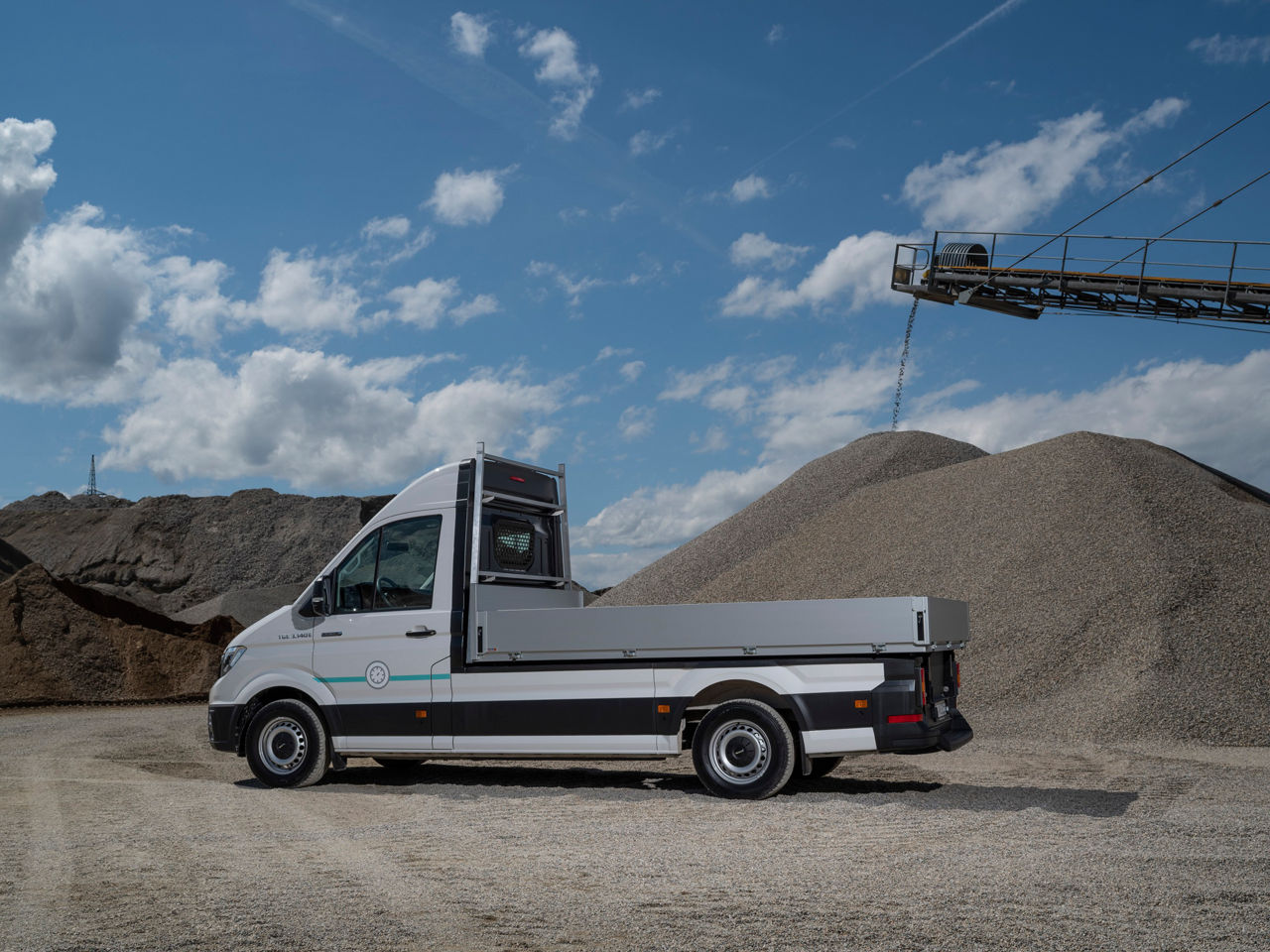 Ploščad kesona meri 3.255 x 2.040 mm (DxŠ), zložljive stranice so visoke 300 mm.