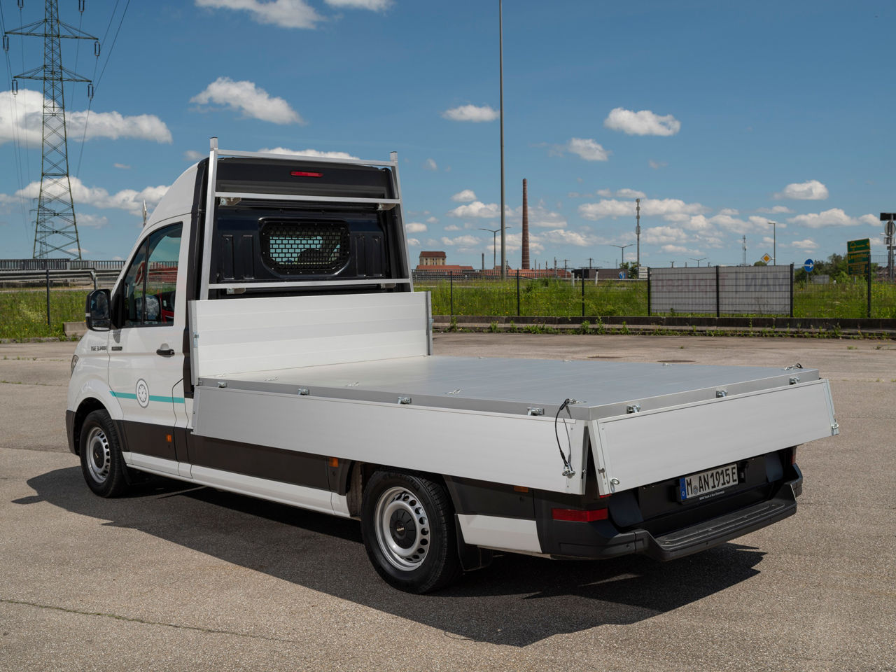 Ploščad kesona meri 3.255 x 2.040 mm (DxŠ), zložljive stranice so visoke 300 mm.