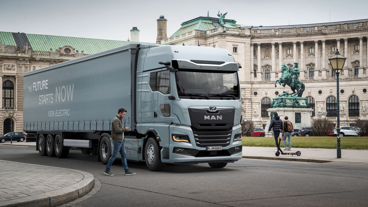 The new MAN eTGX in front of the Hofburg in Vienna